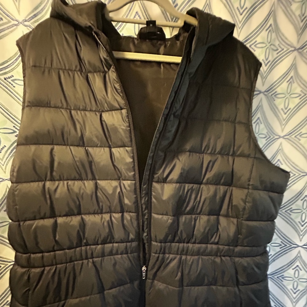 EUC Swiss Tech Black Quilted Vest w/Front Pockets & 2 Way Zipper, Elastic Waist - Picture 10 of 13